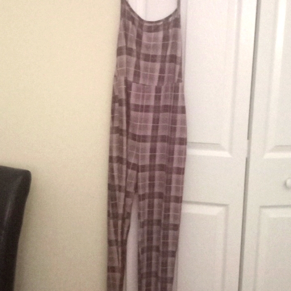 This comfy polyester jumpsuit is perfect for a casual day. - Picture 2 of 3